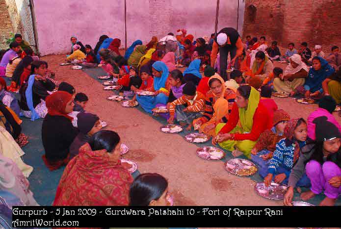 Devotees tasting Guru Ka Langar in Gurdwara Patshahi 10, Raipur Rani