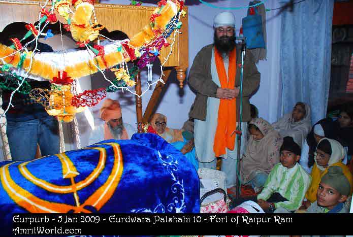 Amrit Pal Singh Amrit of AmritWorld.com addressing the congregation at Gurdwara patshahi 10, Raipur Rani